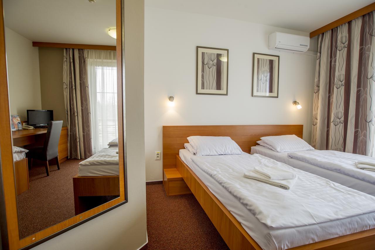 Wellness Hotel Thermal Štúrovo Esterno foto