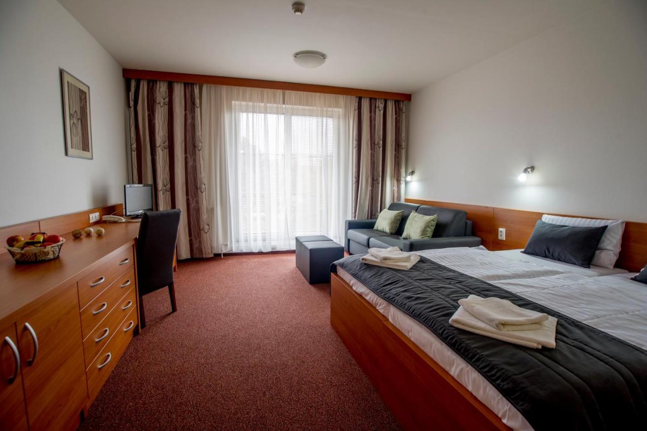 Wellness Hotel Thermal Štúrovo Esterno foto